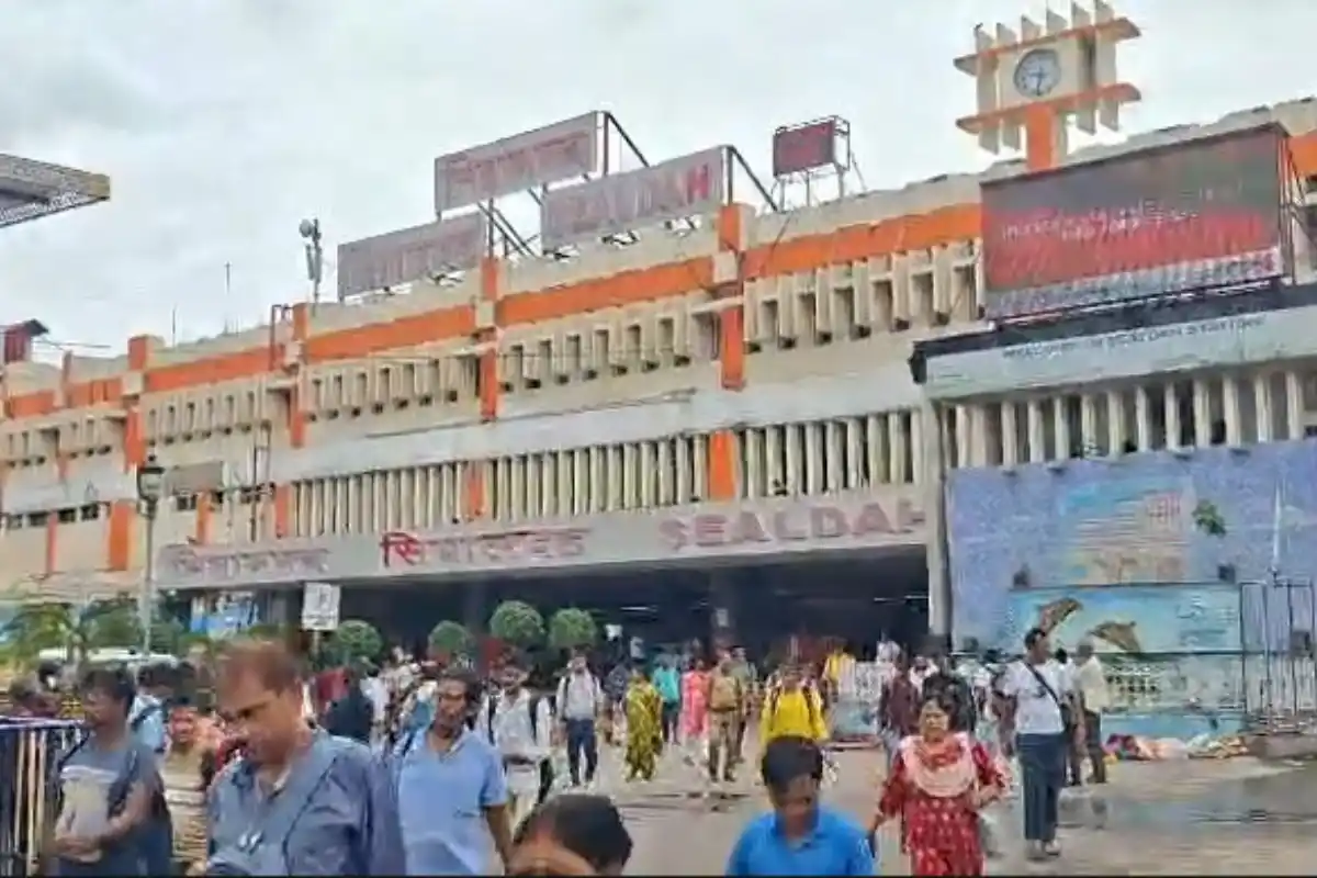 Sealdah Station Kolkata empty no crowd: शियालदह स्टेशन परिसर में इस बार नहीं दिखी भीड़, खाली नजर आया पूरा इलाका