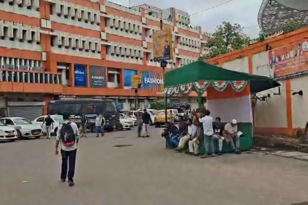 Sealdah Station Kolkata empty no crowd: शियालदह स्टेशन परिसर में इस बार नहीं दिखी भीड़, खाली नजर आया पूरा इलाका