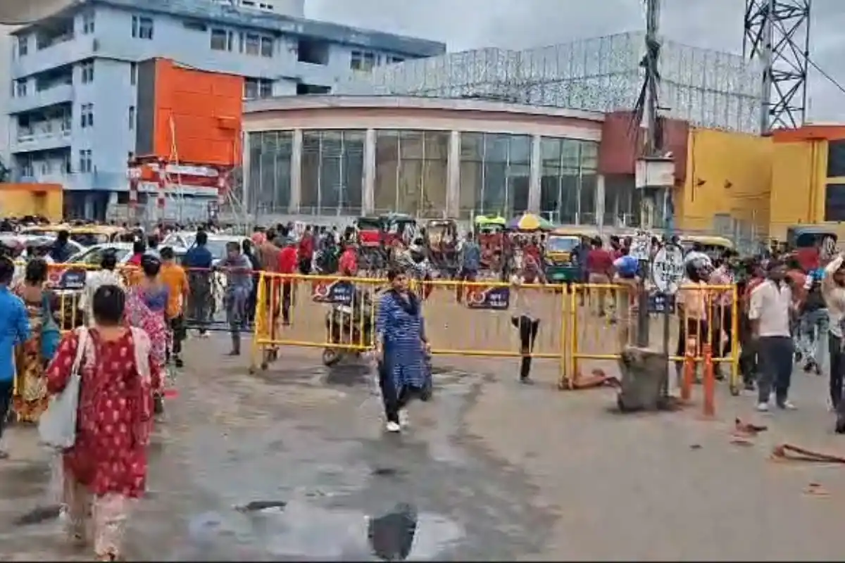Sealdah Station Kolkata empty no crowd: शियालदह स्टेशन परिसर में इस बार नहीं दिखी भीड़, खाली नजर आया पूरा इलाका