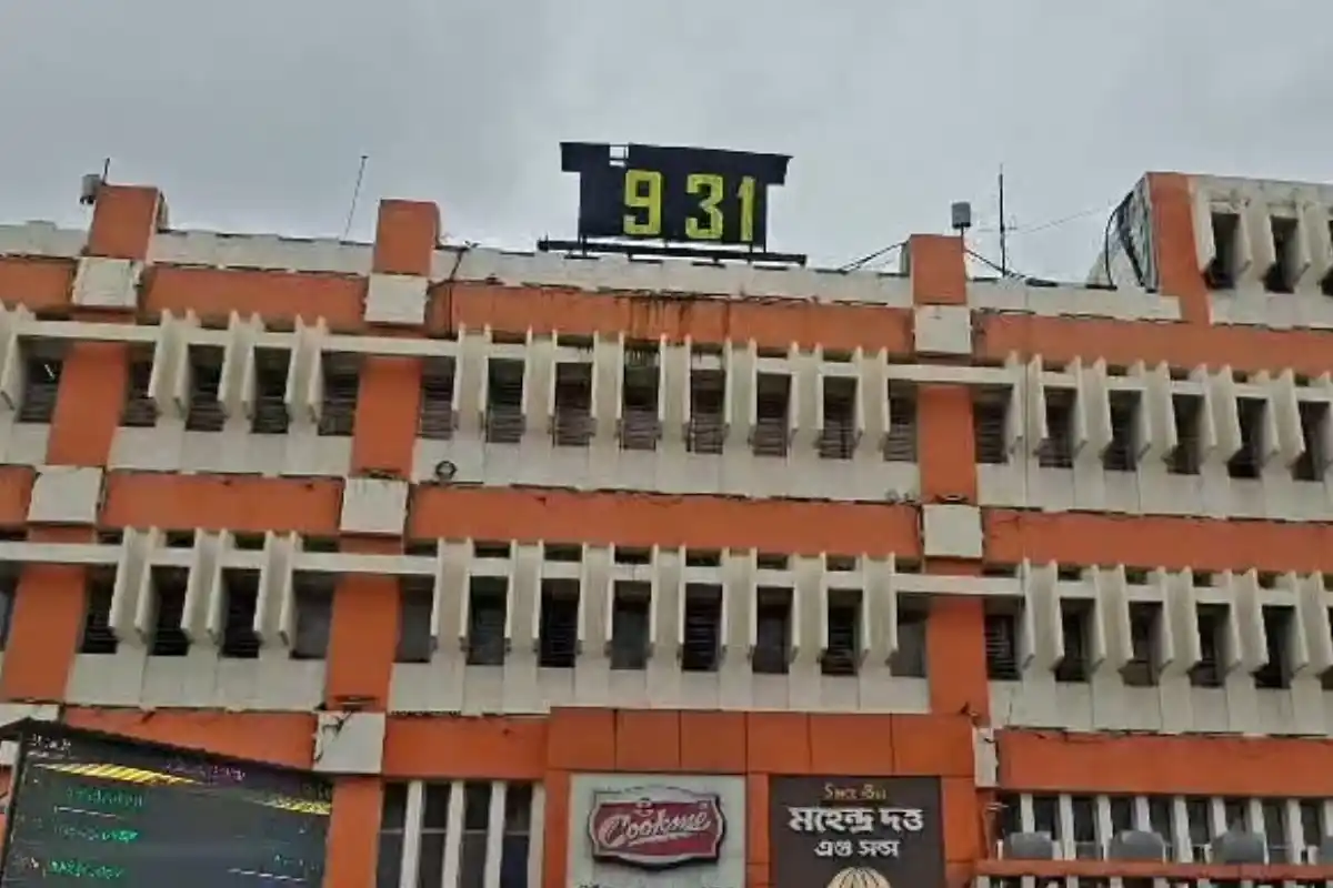 Sealdah Station Kolkata empty no crowd: शियालदह स्टेशन परिसर में इस बार नहीं दिखी भीड़, खाली नजर आया पूरा इलाका
