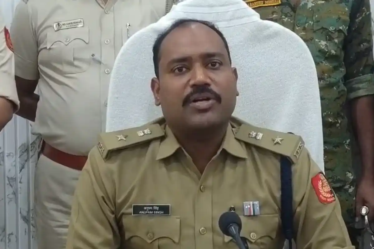 Malda Mobile Smuggling Through Courier Parcel Police Arrest: मालदा में कुरियर पार्सल से मोबाइल तस्करी का खुलासा, पुलिस ने 100 फोन के साथ एक आरोपी को पकड़ा