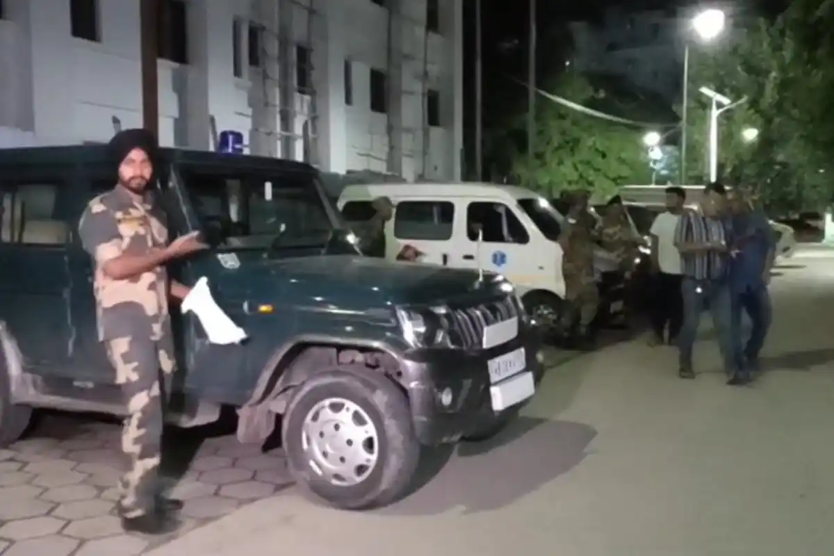 Malda BSF camp firing two jawans dead: पश्चिम बंगाल के मालदा में बीएसएफ कैंप के अंदर जवानों के बीच गोलीबारी में दो जवानों की मौत, एक जवान गंभीर रूप से घायल।
