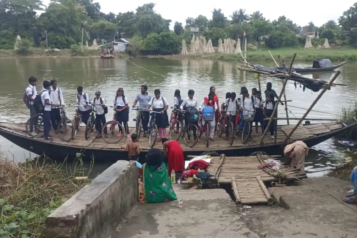 Dadpur boat capsized school students safe: पश्चिम बंगाल के पूर्व बर्धमान जिले में नदी पार करते समय नाव पलटी, स्कूल के छात्र और कई लोग बाल-बाल बचे