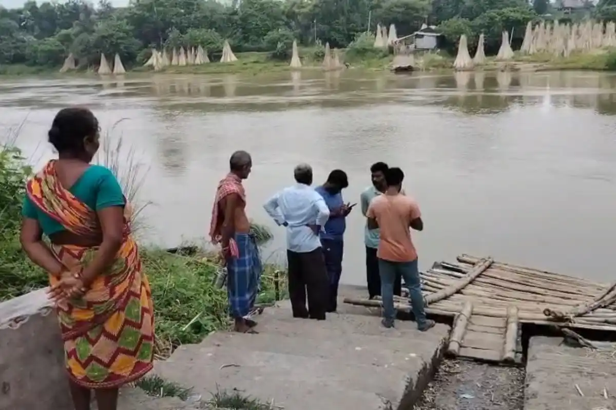 Dadpur boat capsized school students safe: पश्चिम बंगाल के पूर्व बर्धमान जिले में नदी पार करते समय नाव पलटी, स्कूल के छात्र और कई लोग बाल-बाल बचे