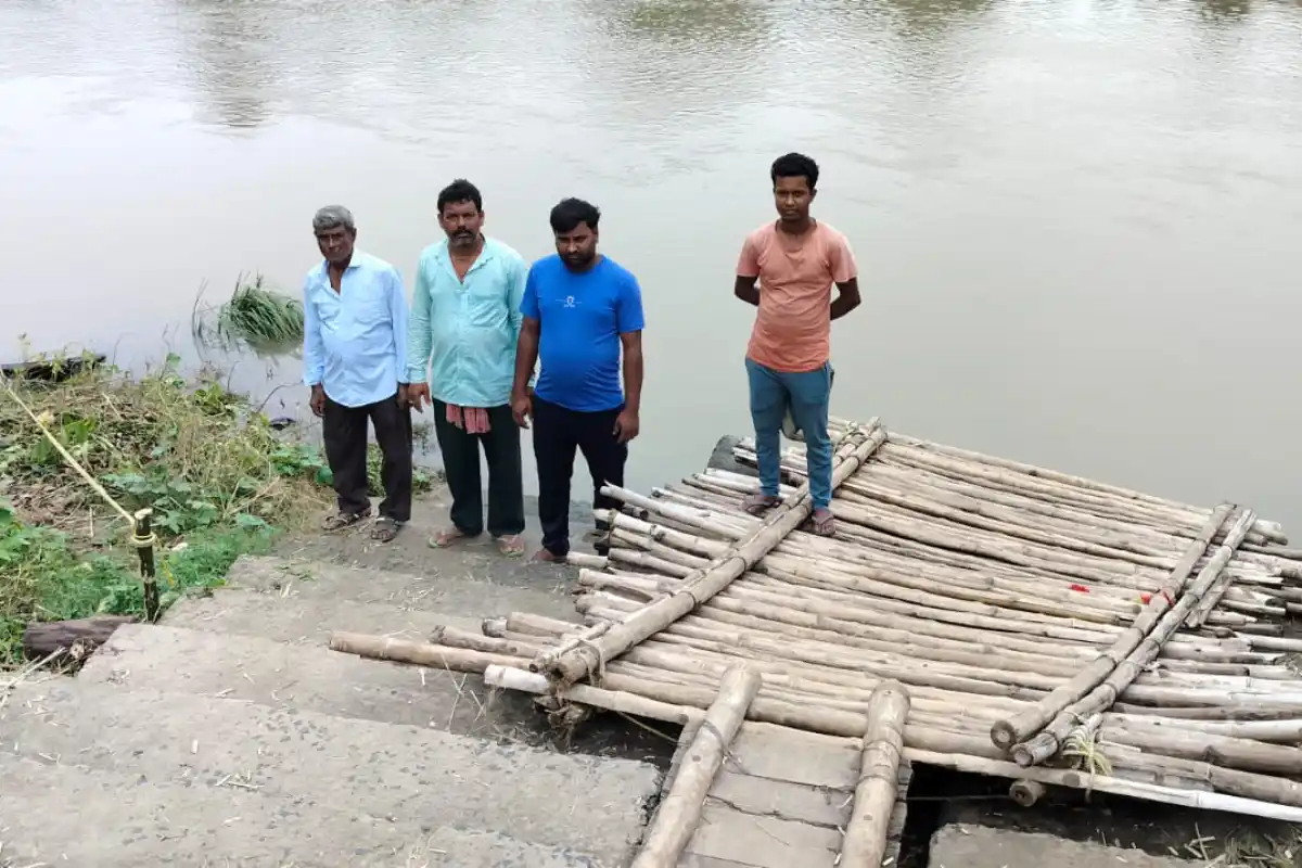 Dadpur boat capsized school students safe: पश्चिम बंगाल के पूर्व बर्धमान जिले में नदी पार करते समय नाव पलटी, स्कूल के छात्र और कई लोग बाल-बाल बचे