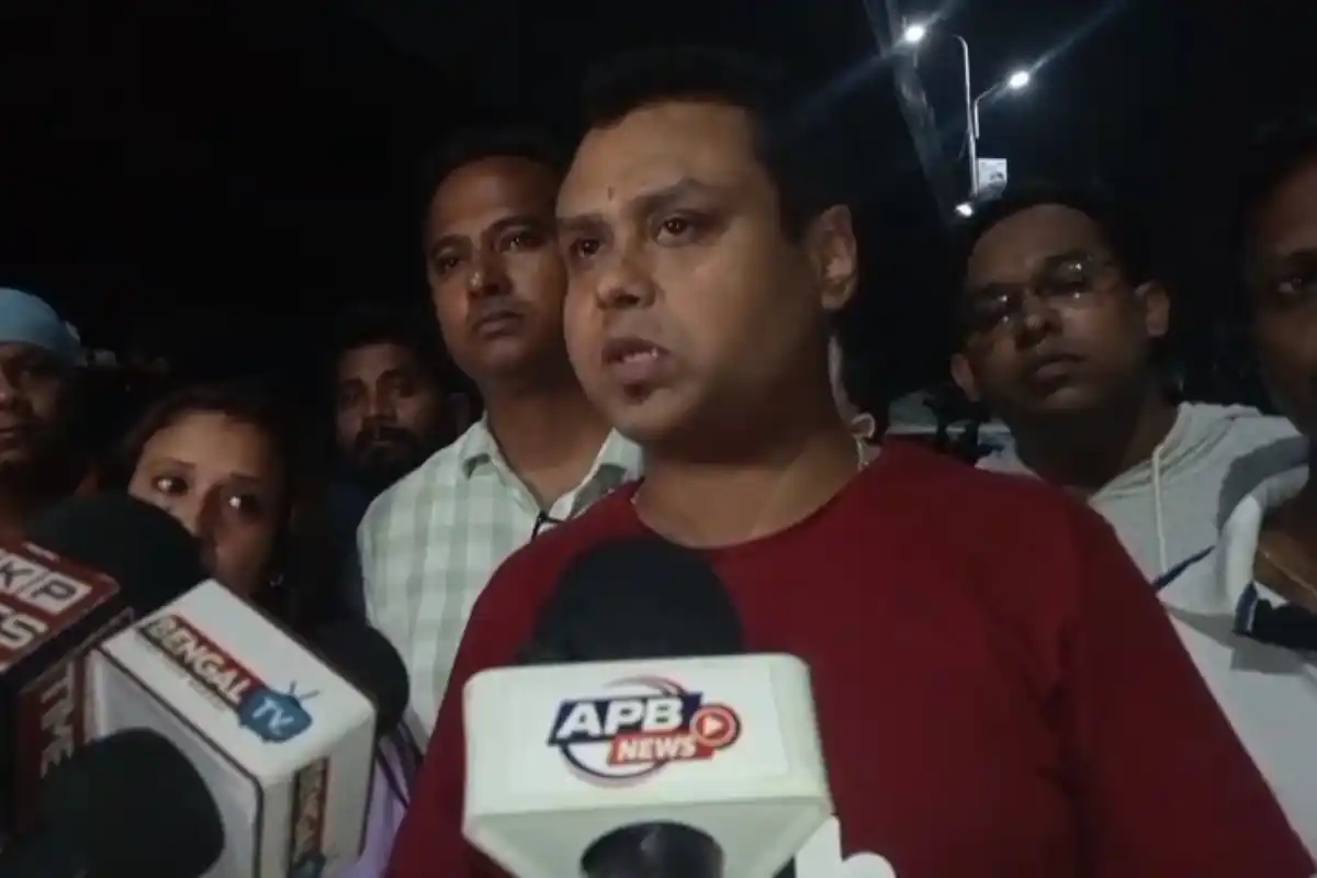Barrackpore railway bridge electrical fire: बैरकपुर रेलवे पुल पर बिजली की खराबी, लैम्पपोस्ट से निकली आग की चिंगारियां, मौके पर पहुंची दमकल टीम