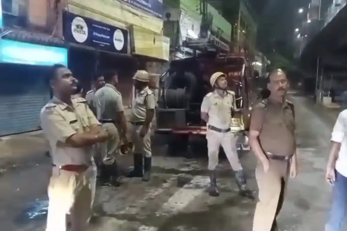 Barrackpore railway bridge electrical fire: बैरकपुर रेलवे पुल पर बिजली की खराबी, लैम्पपोस्ट से निकली आग की चिंगारियां, मौके पर पहुंची दमकल टीम