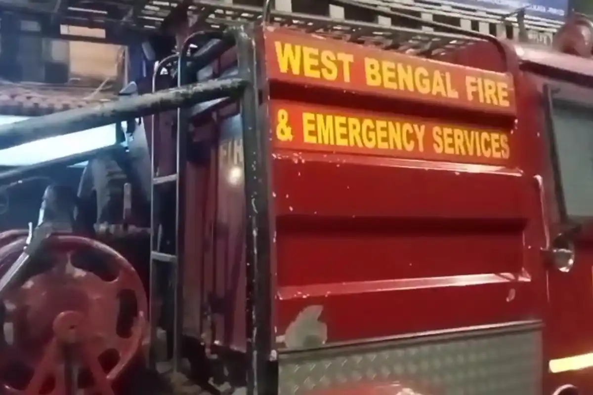 Barrackpore railway bridge electrical fire: बैरकपुर रेलवे पुल पर बिजली की खराबी, लैम्पपोस्ट से निकली आग की चिंगारियां, मौके पर पहुंची दमकल टीम