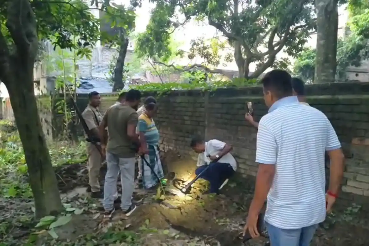 Farakka 50 Fresh Bombs Recovery One Arrested: फरक्का में मिट्टी खोदते ही मिला बमों का जखीरा, 50 ताजा बम बरामद, एक गिरफ्तार