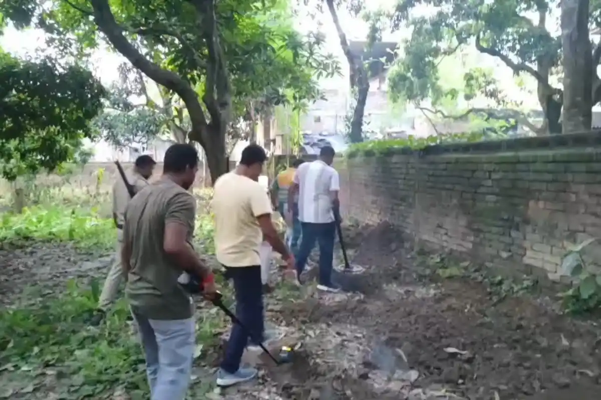 Farakka 50 Fresh Bombs Recovery One Arrested: फरक्का में मिट्टी खोदते ही मिला बमों का जखीरा, 50 ताजा बम बरामद, एक गिरफ्तार