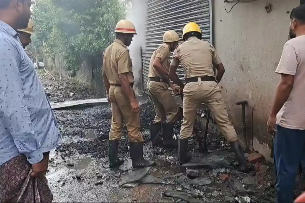 Nilganj Police Outpost Seized Fireworks Explosion: नीलगंज पुलिस चौकी में रखे जब्त पटाखों और बारूद में धमाका, इलाके में फैली दहशत