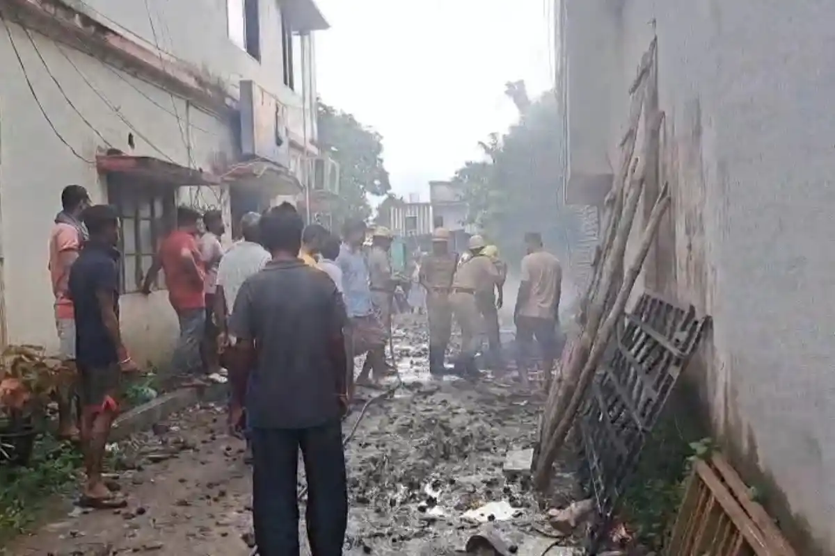Nilganj Police Outpost Seized Fireworks Explosion: नीलगंज पुलिस चौकी में रखे जब्त पटाखों और बारूद में धमाका, इलाके में फैली दहशत