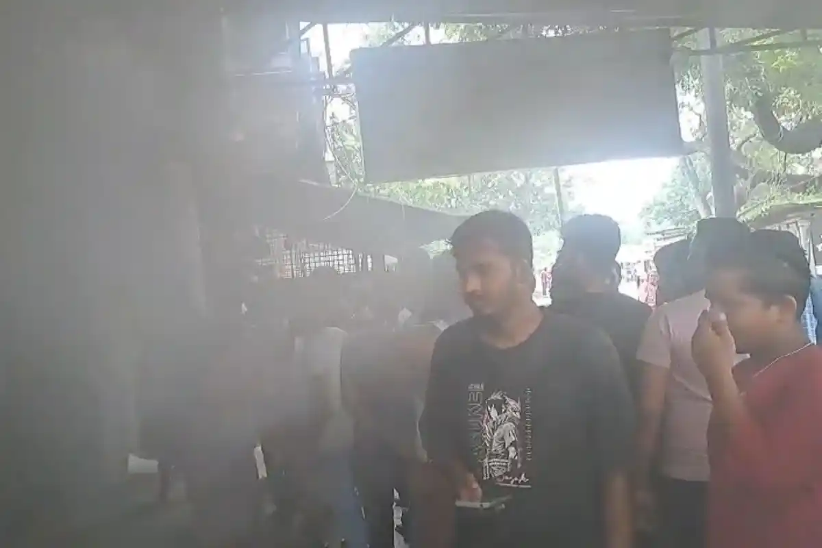 Nilganj Police Outpost Seized Fireworks Explosion: नीलगंज पुलिस चौकी में रखे जब्त पटाखों और बारूद में धमाका, इलाके में फैली दहशत