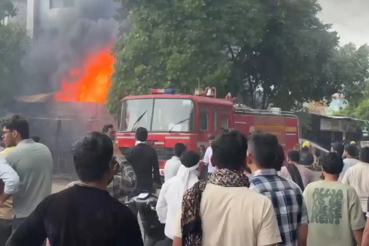 Nagpur tyre warehouse fire Vaishali Nagar: नागपुर के वैशाली नगर घाट के पास टायर गोदाम में भीषण आग, दमकल की टीमें मौके पर पहुंचीं