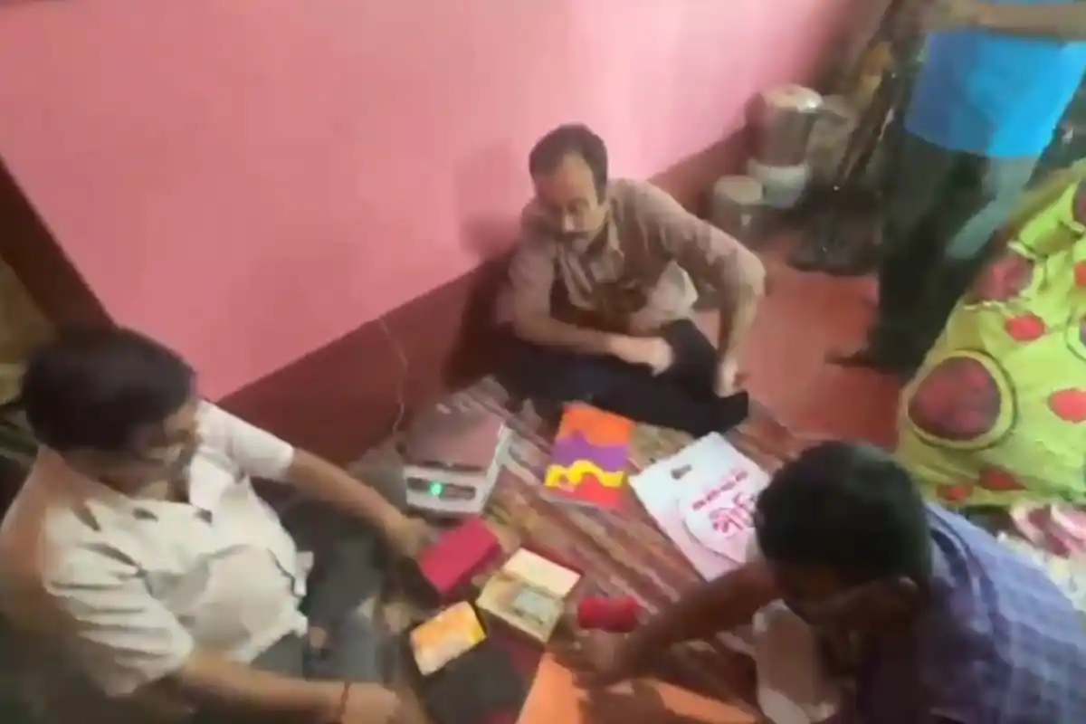Birbhum illegal sand mafia raid cash gold recovery: बीरभूम में अवैध बालू कारोबार पर बड़ी कार्रवाई, 5.5 करोड़ रुपये नकद और 15 किलो सोना बरामद