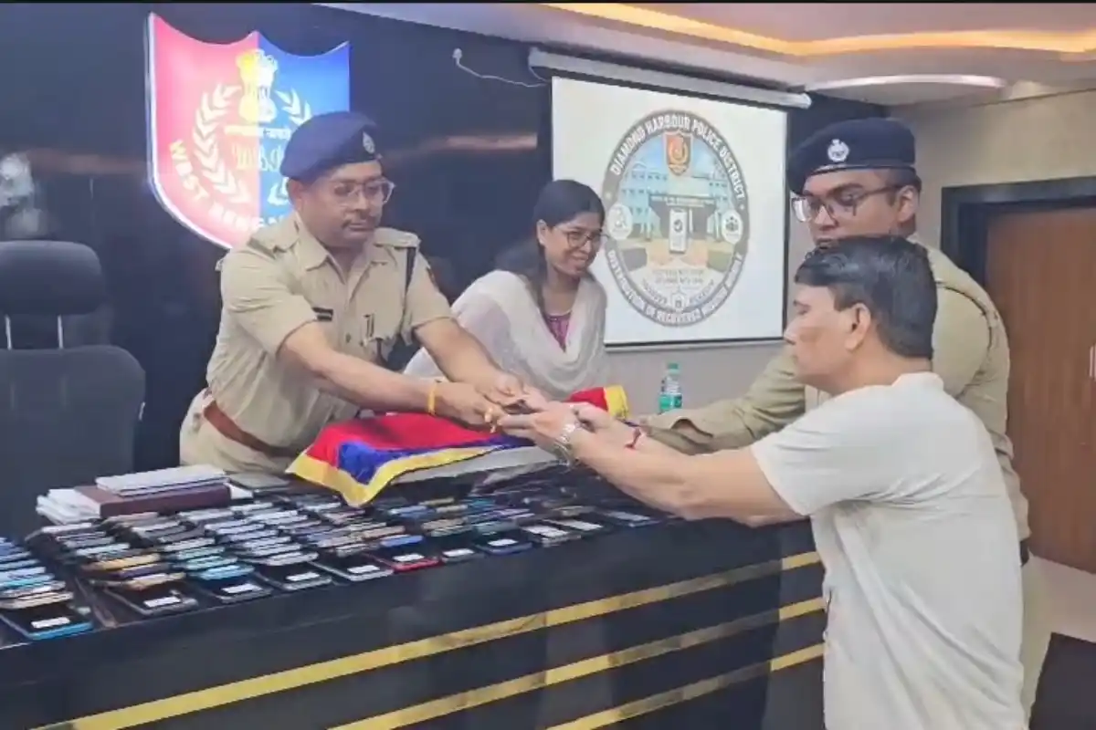 Diamond Harbour police return lost mobile phones: डायमंड हार्बर पुलिस ने 42 लोगों को लौटाए खोए हुए मोबाइल फोन