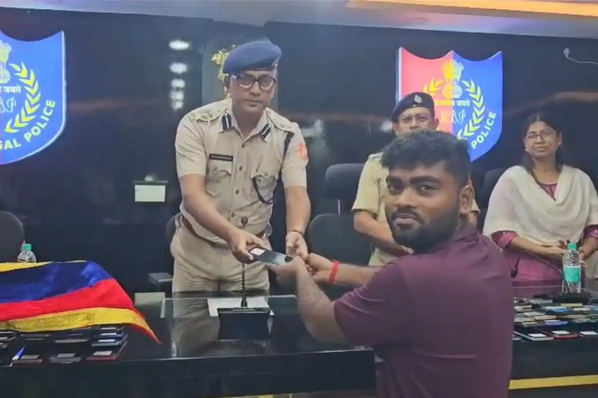 Diamond Harbour police return lost mobile phones: डायमंड हार्बर पुलिस ने 42 लोगों को लौटाए खोए हुए मोबाइल फोन