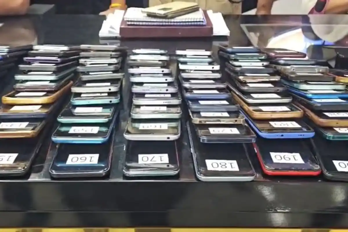 Diamond Harbour police return lost mobile phones: डायमंड हार्बर पुलिस ने 42 लोगों को लौटाए खोए हुए मोबाइल फोन