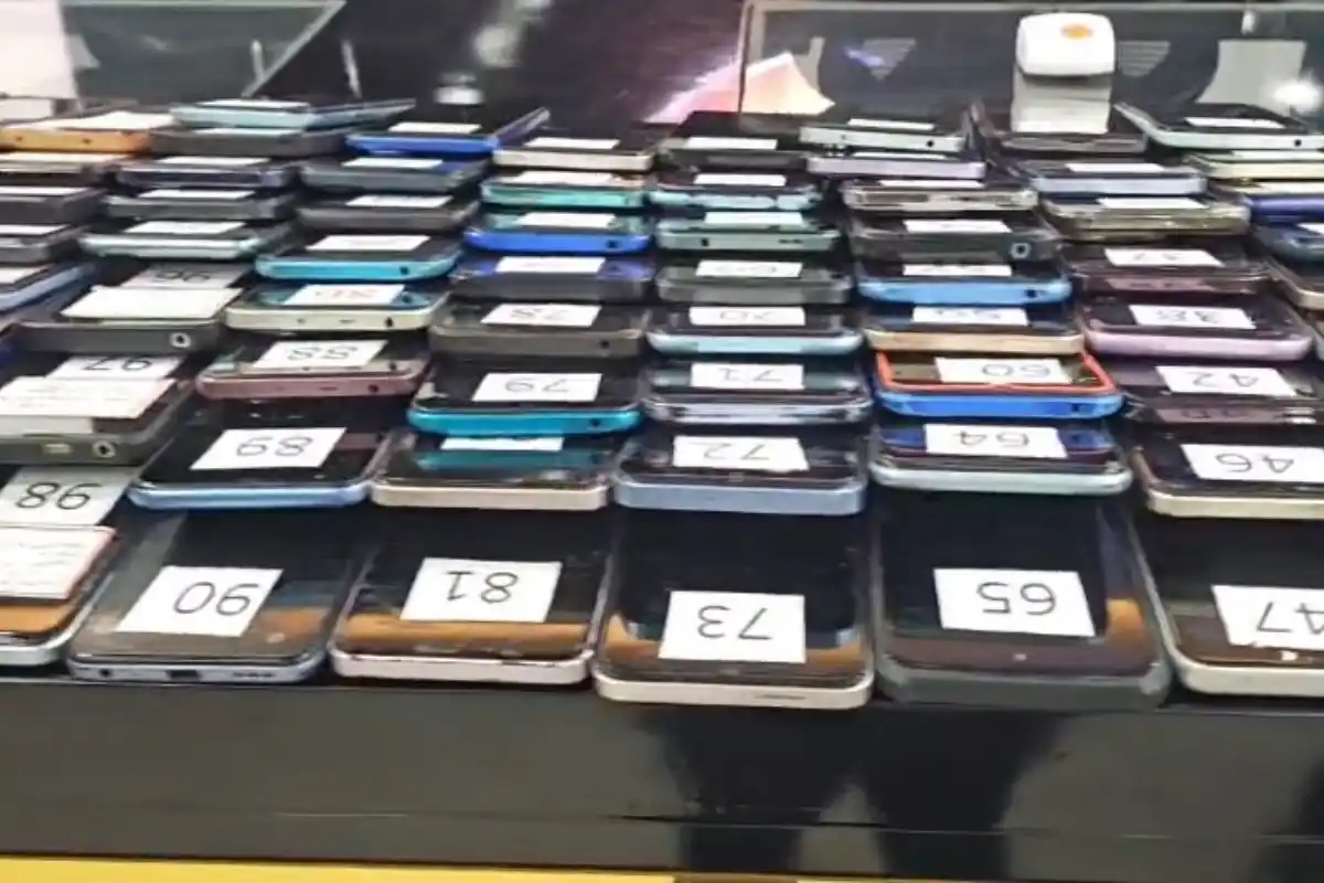 Diamond Harbour police return lost mobile phones: डायमंड हार्बर पुलिस ने 42 लोगों को लौटाए खोए हुए मोबाइल फोन