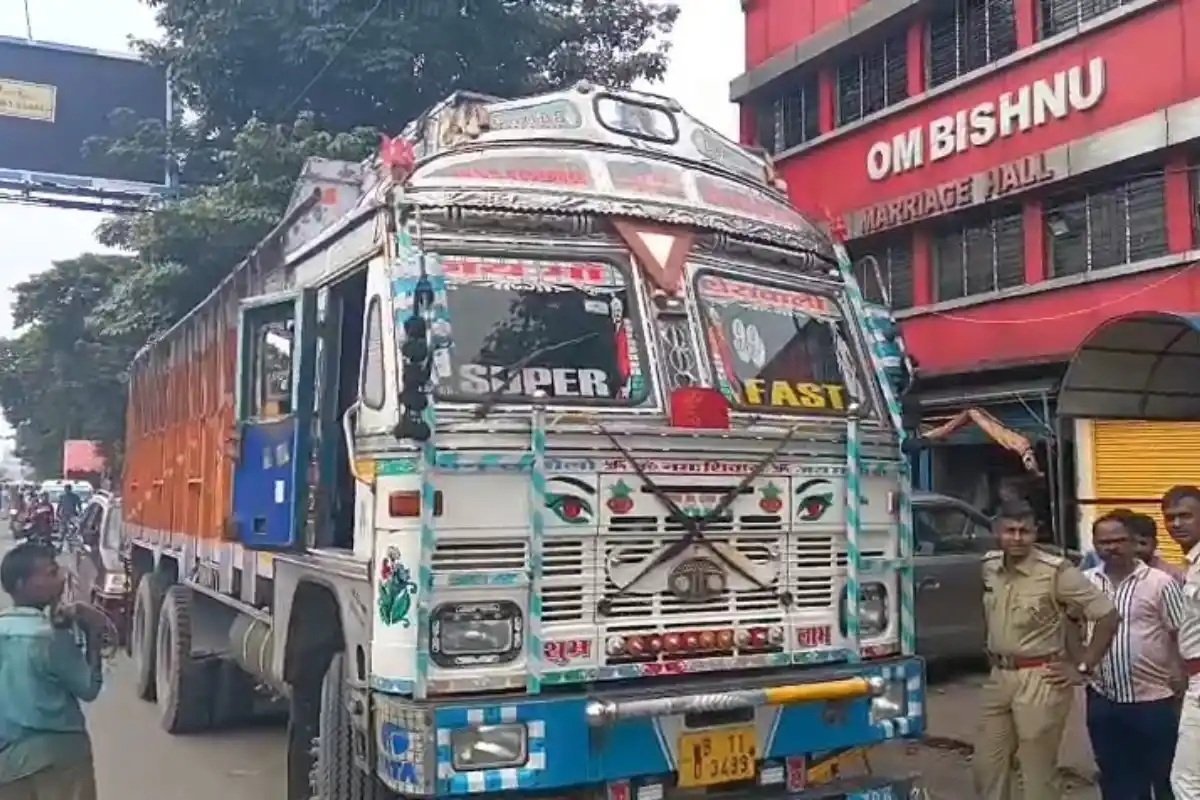 Baranagar BT Road Lorry Accident Two School Students Death: बरानगर में लोरी की टक्कर से दो स्कूली बच्चों की मौत, पिता घायल, इलाके में बढ़ा तनाव