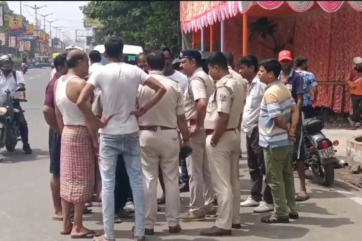 Baranagar BT Road Lorry Accident Two School Students Death: बरानगर में लोरी की टक्कर से दो स्कूली बच्चों की मौत, पिता घायल, इलाके में बढ़ा तनाव