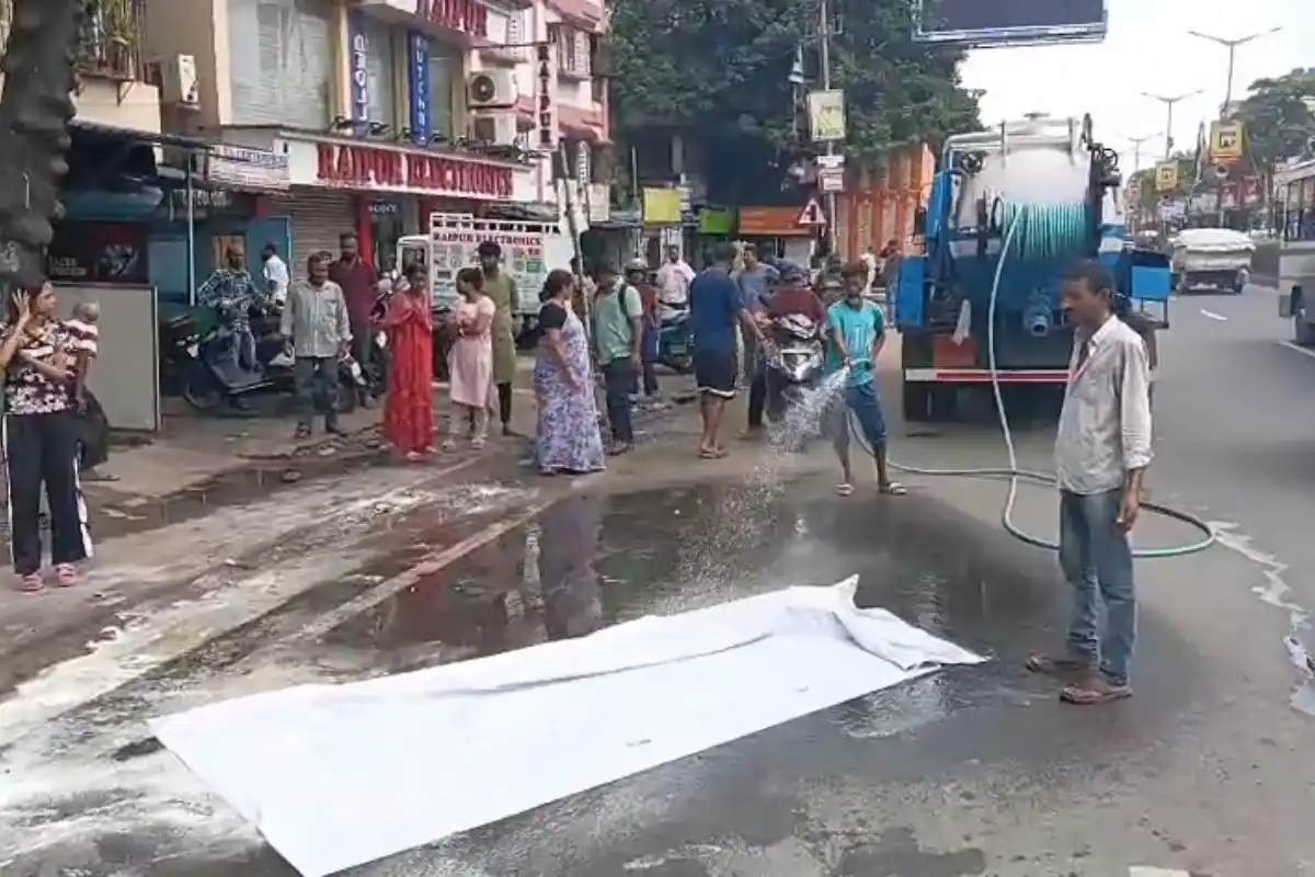Baranagar BT Road Lorry Accident Two School Students Death: बरानगर में लोरी की टक्कर से दो स्कूली बच्चों की मौत, पिता घायल, इलाके में बढ़ा तनाव