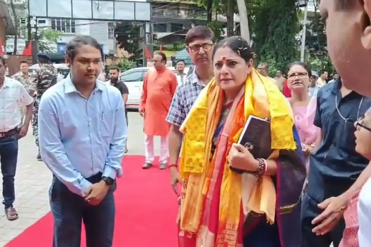 Agnimitra Paul Road Construction Material Fine: अब सड़क पर रेत, पत्थर या ईंट रखने पर लगेगा जुर्माना, राज्य की मंत्री अग्निमित्रा पाल की सख्त चेतावनी