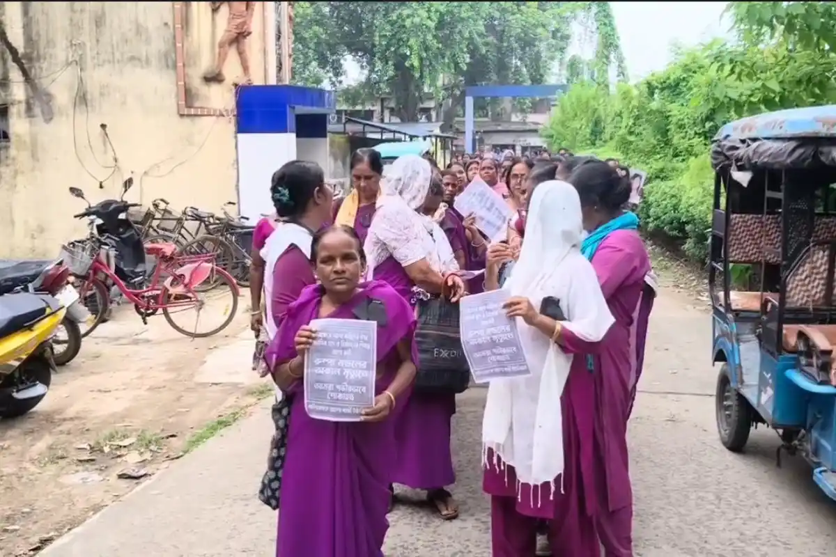 Bankura ASHA workers protest Chandana Bauri resignation: आशा कर्मियों का काला बैज पहनकर प्रदर्शन, चंदना बाउरी के इस्तीफे की मांग