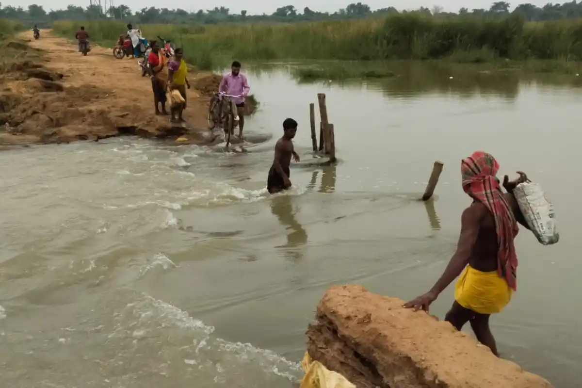 Mayurakshi River Two People Rescued: मयूराक्षी नदी के तेज बहाव में महिला और पुरुष बहने लगे, नाव चालकों ने समय रहते बचाई जान