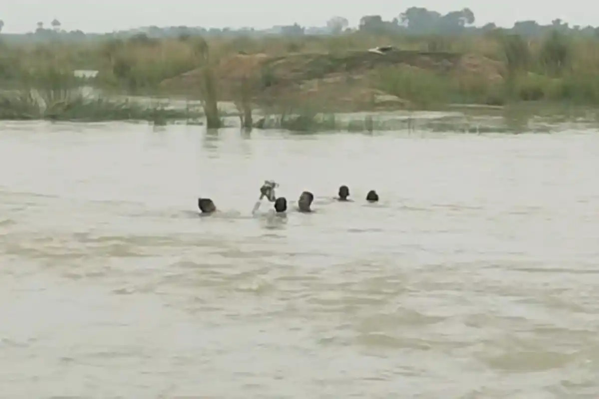 Mayurakshi River Two People Rescued: मयूराक्षी नदी के तेज बहाव में महिला और पुरुष बहने लगे, नाव चालकों ने समय रहते बचाई जान