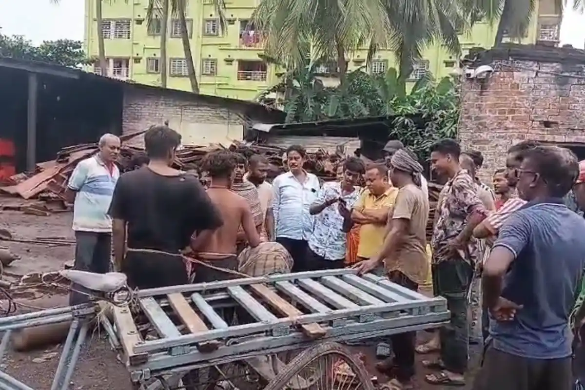 Liluah Iron Factory Theft Attempt Three Accused Caught: हावड़ा के लिलुआ में लोहे के कारखाने में चोरी की कोशिश, तीन लोगों को लोगों ने पकड़कर पुलिस को सौंपा