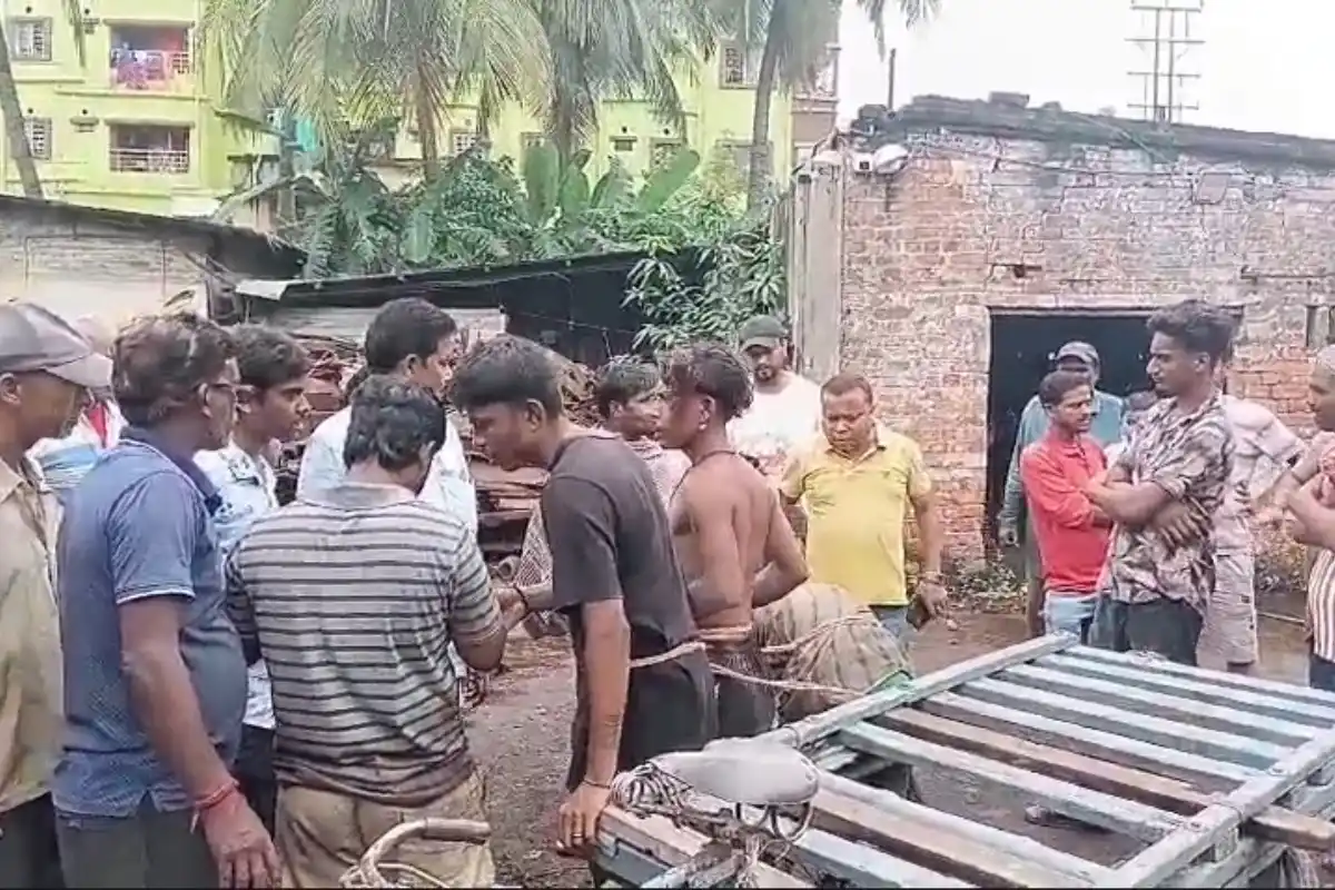Liluah Iron Factory Theft Attempt Three Accused Caught: हावड़ा के लिलुआ में लोहे के कारखाने में चोरी की कोशिश, तीन लोगों को लोगों ने पकड़कर पुलिस को सौंपा