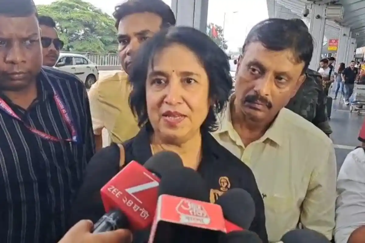 Taslima Nasrin Kolkata Airport statement India Stay: कोलकाता हवाई अड्डे पर तसलीमा नसरीन ने कहा, अभी भारत में रहूंगी, फिर कोलकाता आऊंगी
