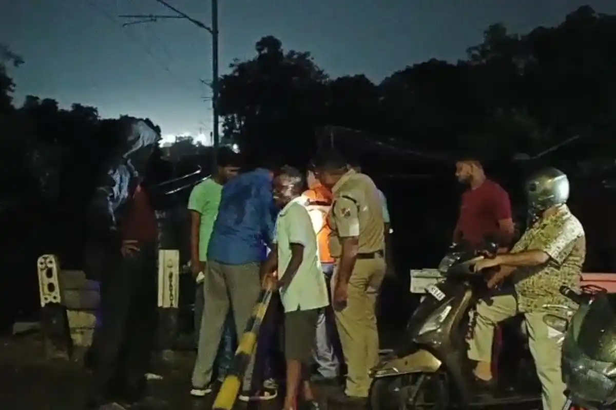Mangalbari Rail Gate Bus Hit Barrier: मालदा के मंगलबाड़ी रेल फाटक पर बस की टक्कर से बैरियर टूटा, समय पर कार्रवाई से बड़ा हादसा टला