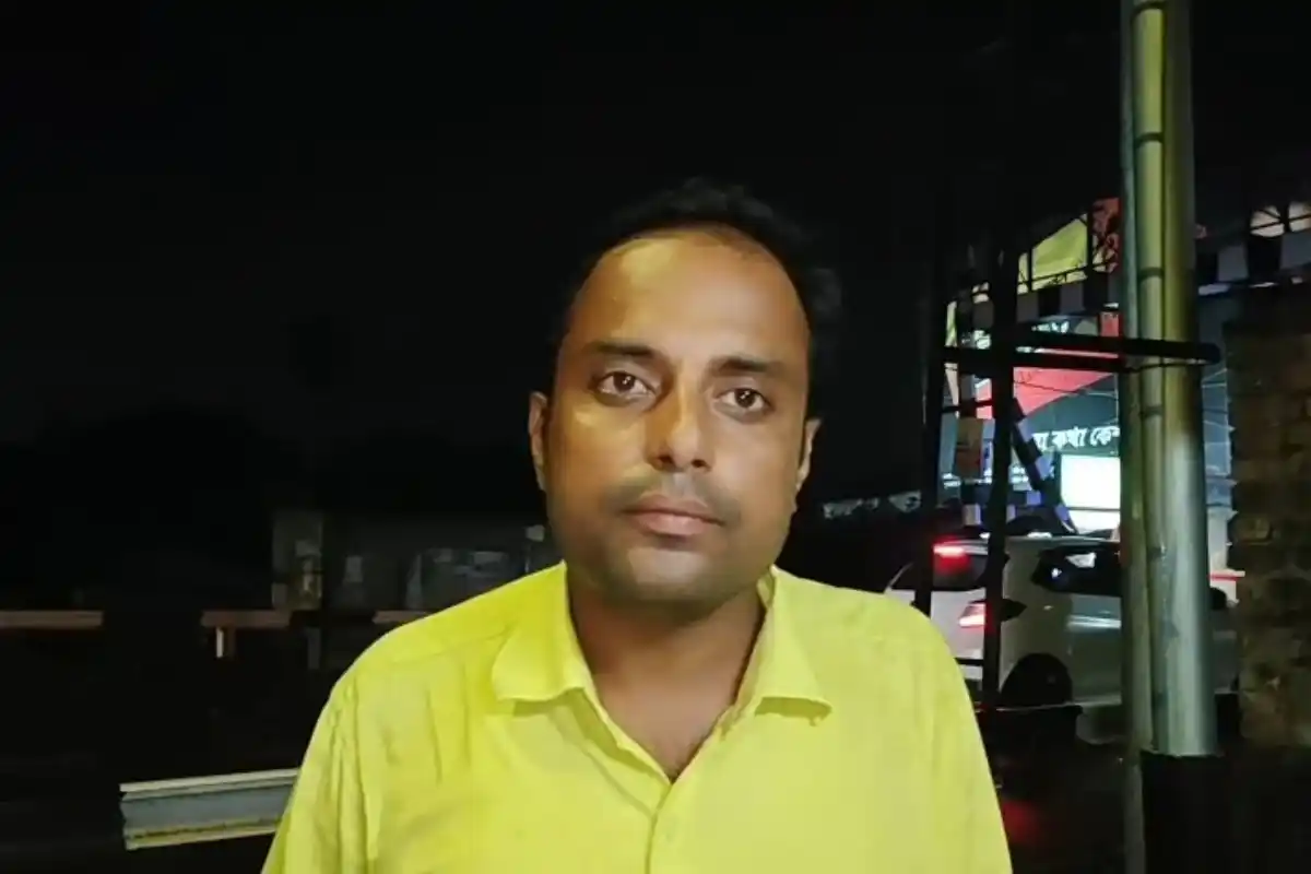 Mangalbari Rail Gate Bus Hit Barrier: मालदा के मंगलबाड़ी रेल फाटक पर बस की टक्कर से बैरियर टूटा, समय पर कार्रवाई से बड़ा हादसा टला
