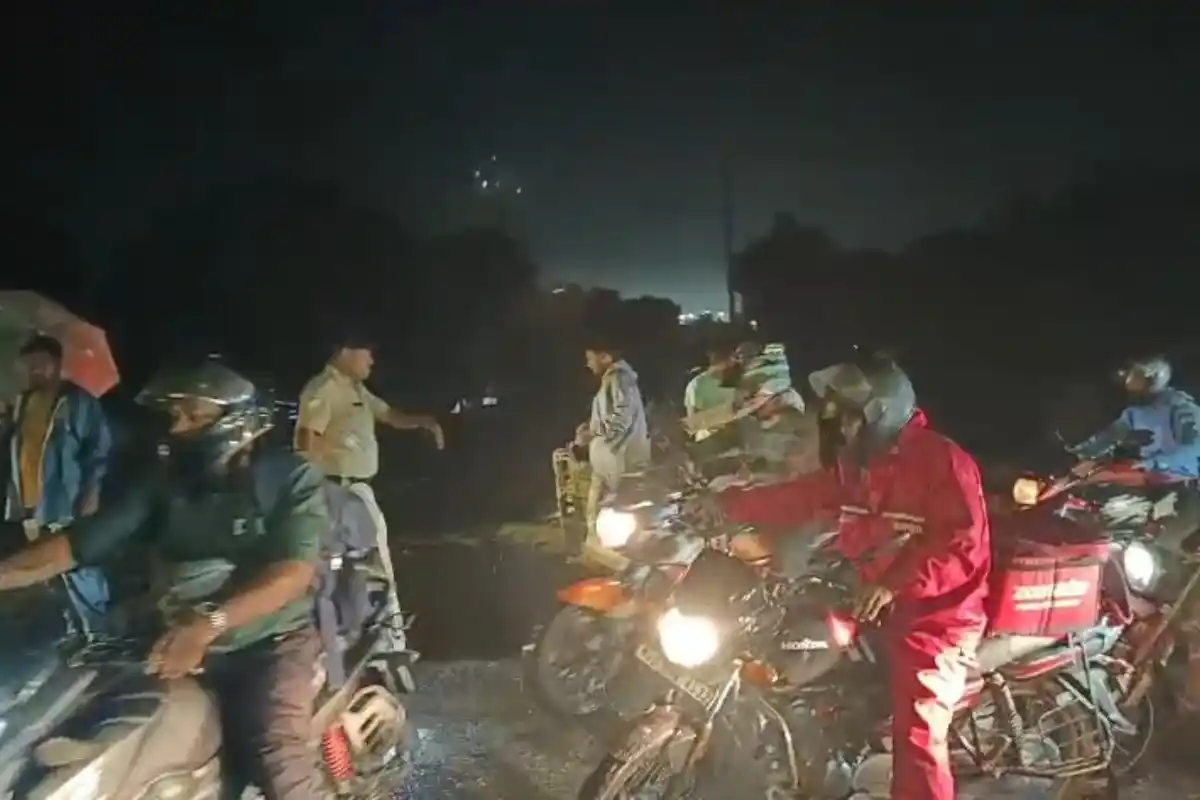 Mangalbari Rail Gate Bus Hit Barrier: मालदा के मंगलबाड़ी रेल फाटक पर बस की टक्कर से बैरियर टूटा, समय पर कार्रवाई से बड़ा हादसा टला