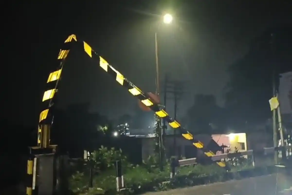 Mangalbari Rail Gate Bus Hit Barrier: मालदा के मंगलबाड़ी रेल फाटक पर बस की टक्कर से बैरियर टूटा, समय पर कार्रवाई से बड़ा हादसा टला