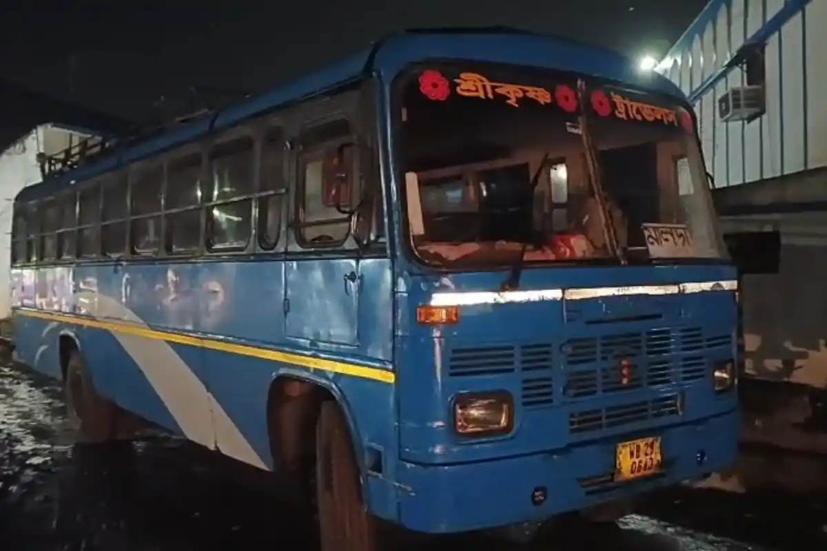 Mangalbari Rail Gate Bus Hit Barrier: मालदा के मंगलबाड़ी रेल फाटक पर बस की टक्कर से बैरियर टूटा, समय पर कार्रवाई से बड़ा हादसा टला