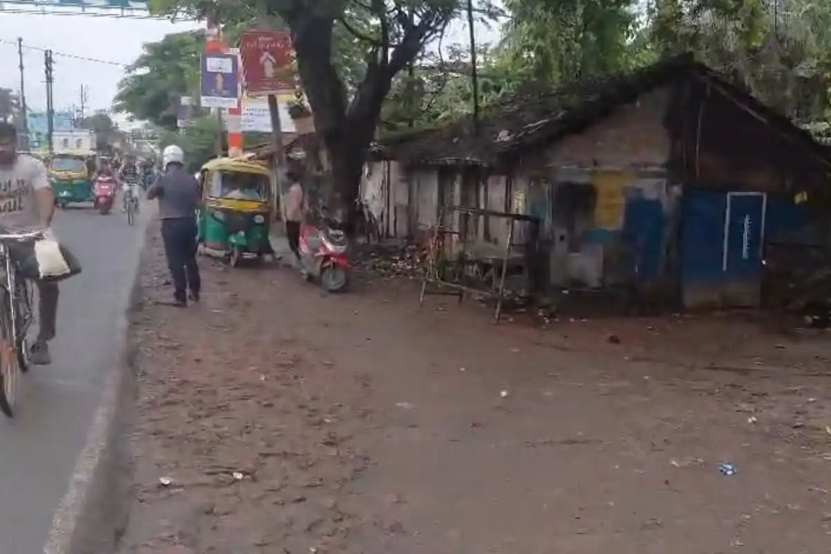 Joka Unidentified Young Man Body Found in Drain: कोलकाता के जोका में नाले से युवक का शव मिला, पहचान नहीं होने पर पुलिस ने शुरू की जांच