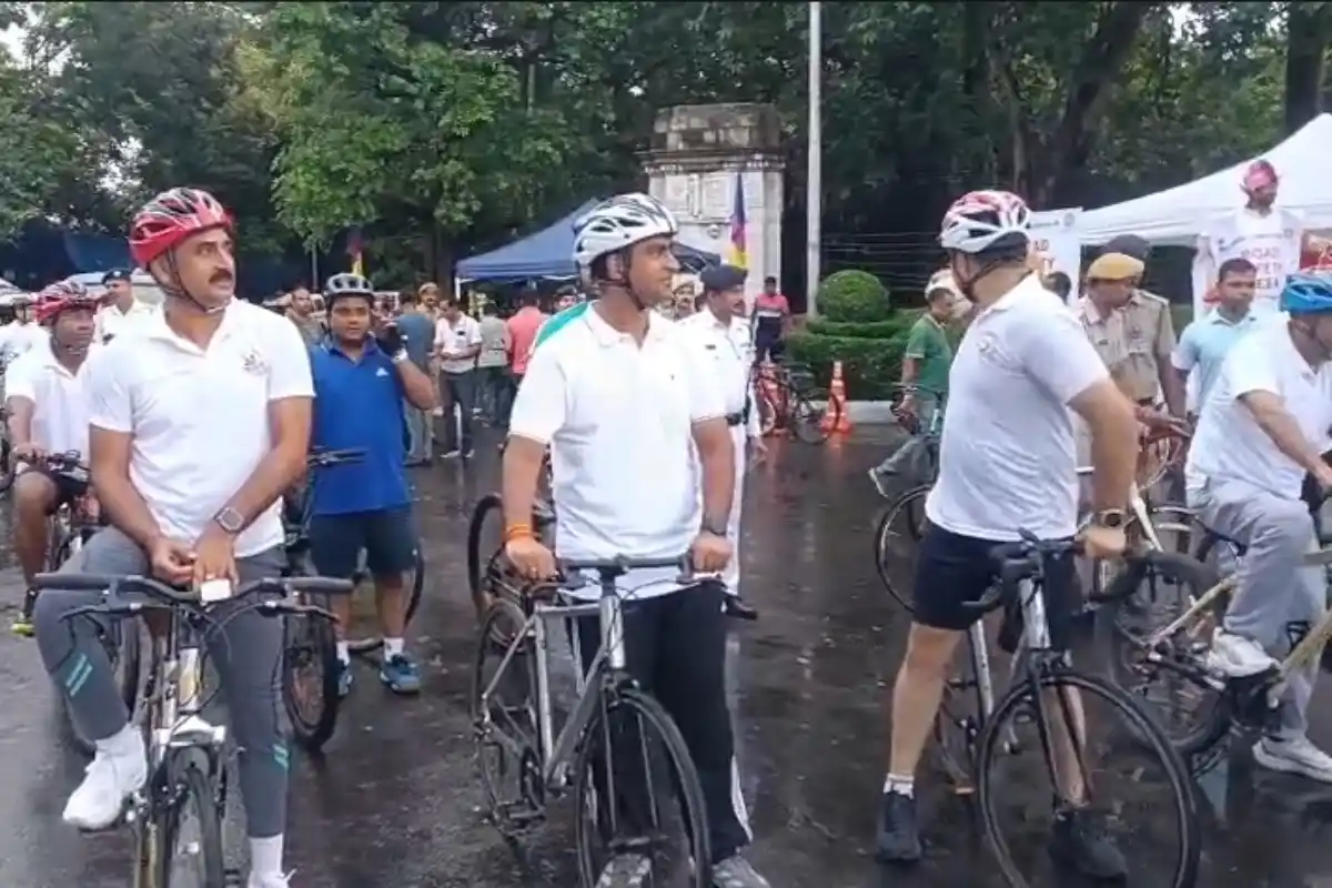 Kolkata Police cycle rally road safety week: सड़क सुरक्षा के लिए कोलकाता पुलिस की साइकिल रैली, 150 लोग हुए शामिल