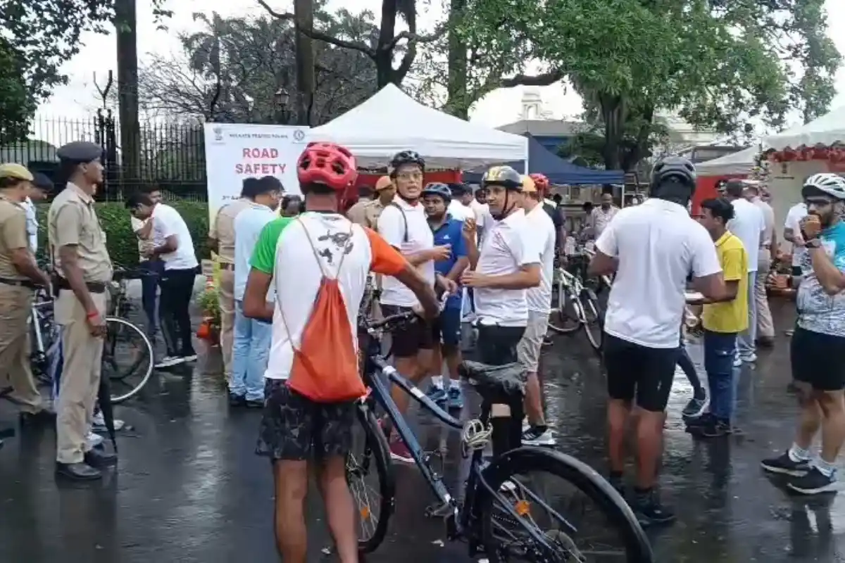 Kolkata Police cycle rally road safety week: सड़क सुरक्षा के लिए कोलकाता पुलिस की साइकिल रैली, 150 लोग हुए शामिल