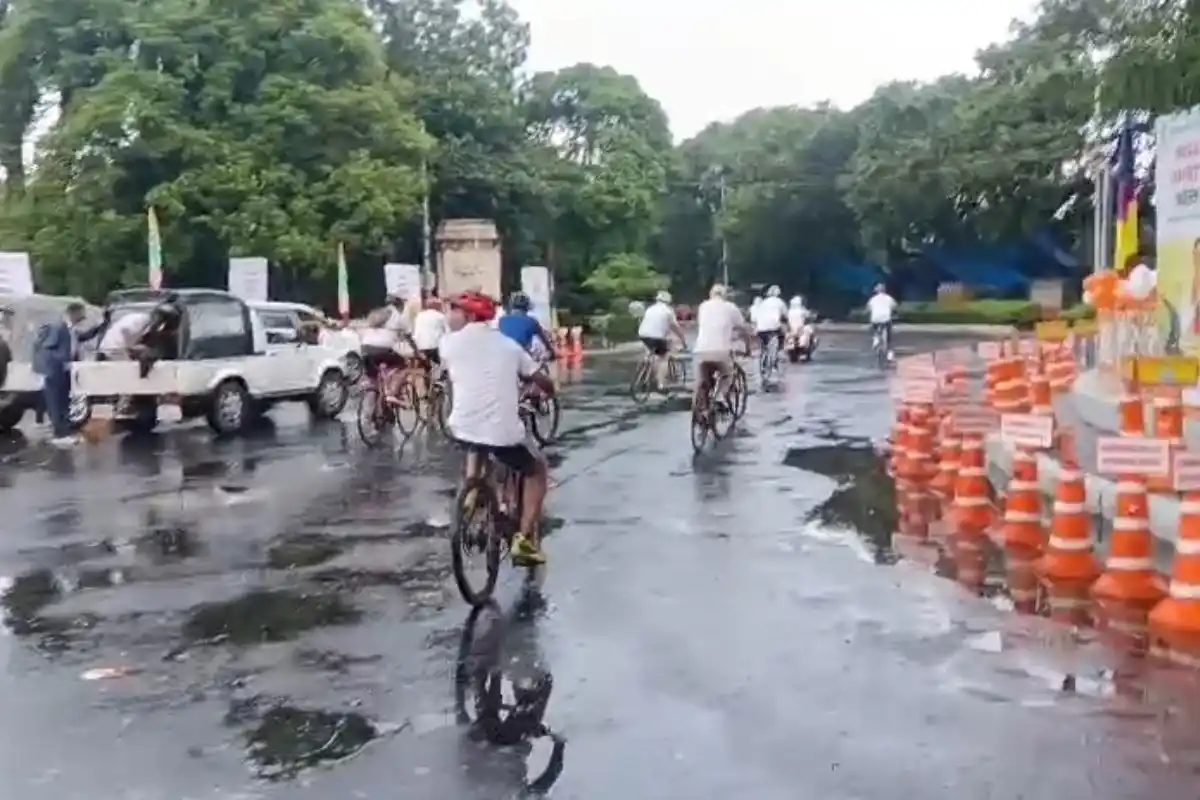 Kolkata Police cycle rally road safety week: सड़क सुरक्षा के लिए कोलकाता पुलिस की साइकिल रैली, 150 लोग हुए शामिल