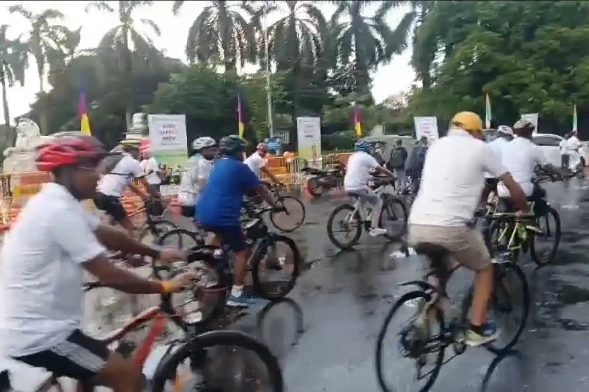 Kolkata Police cycle rally road safety week: सड़क सुरक्षा के लिए कोलकाता पुलिस की साइकिल रैली, 150 लोग हुए शामिल