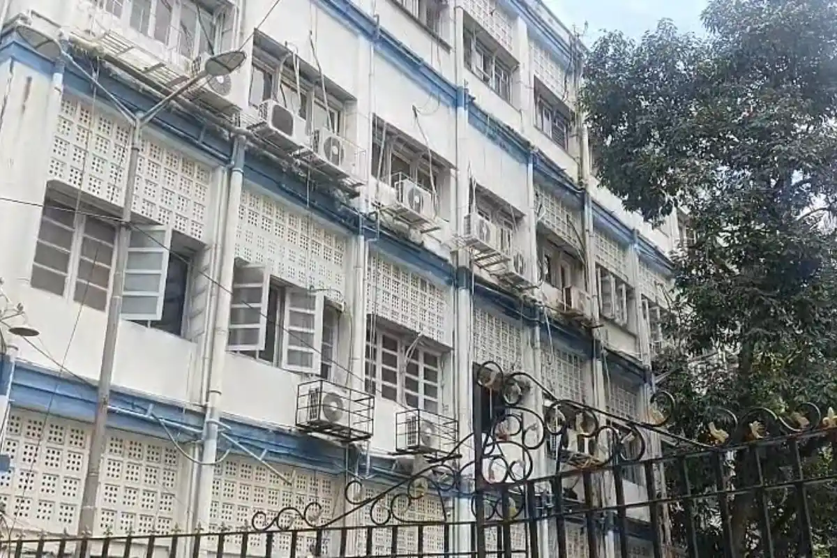 Sumit Roy CID Bhabani Bhavan appearance land scam case: जमीन घोटाले के आरोपों के मामले में सीआईडी के बुलावे पर भवानी भवन पहुंचे सुमित राय