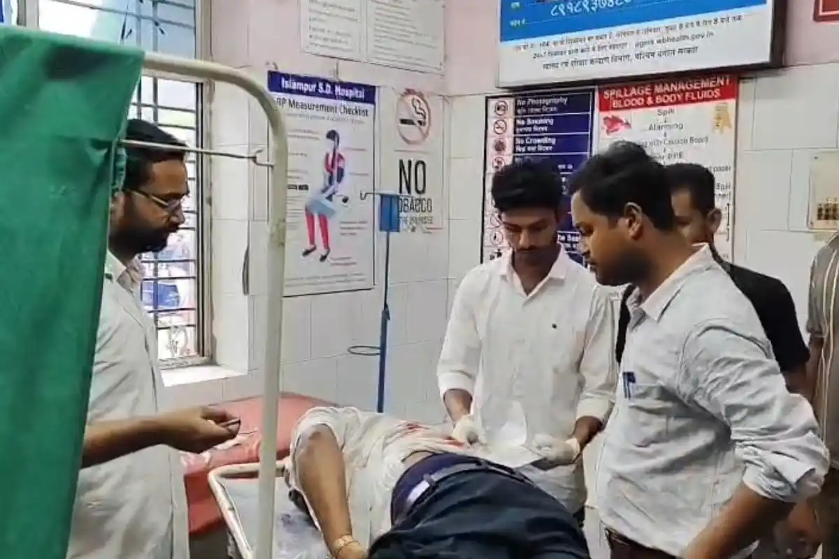 Islampur School Teacher Shot: इस्लामपुर में स्कूल जा रहे प्राथमिक शिक्षक को मारी गोली, गंभीर हालत में सिलीगुड़ी मेडिकल कॉलेज भेजा गया