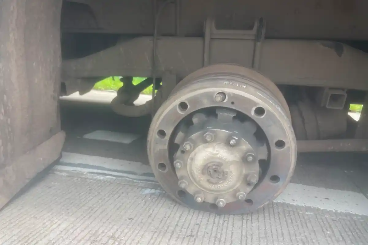 Samruddhi Mahamarg bus wheel accident: समृद्धि महामार्ग पर टला बड़ा हादसा, पुणे से नागपुर जा रही चलती बस का पिछला पहिया निकला