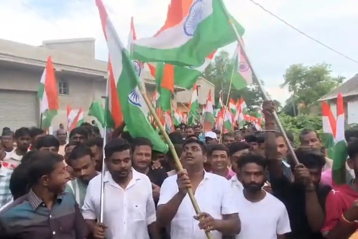 Bankura Patrasayer Tiranga Yatra: बांकुड़ा के पात्रसायर में हजारों लोगों ने निकाली भव्य तिरंगा यात्रा, सांसद सौमित्र खां सहित कई प्रमुख लोग हुए शामिल