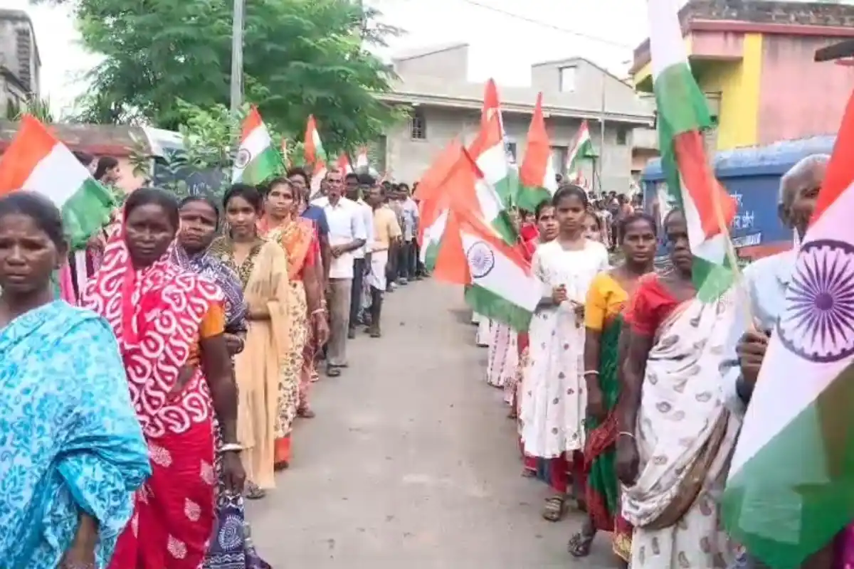Bankura Patrasayer Tiranga Yatra: बांकुड़ा के पात्रसायर में हजारों लोगों ने निकाली भव्य तिरंगा यात्रा, सांसद सौमित्र खां सहित कई प्रमुख लोग हुए शामिल