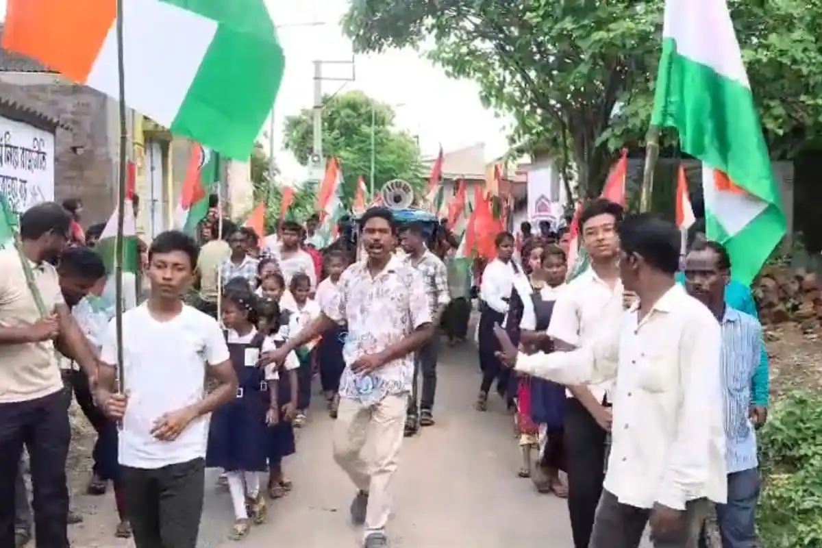 Bankura Patrasayer Tiranga Yatra: बांकुड़ा के पात्रसायर में हजारों लोगों ने निकाली भव्य तिरंगा यात्रा, सांसद सौमित्र खां सहित कई प्रमुख लोग हुए शामिल