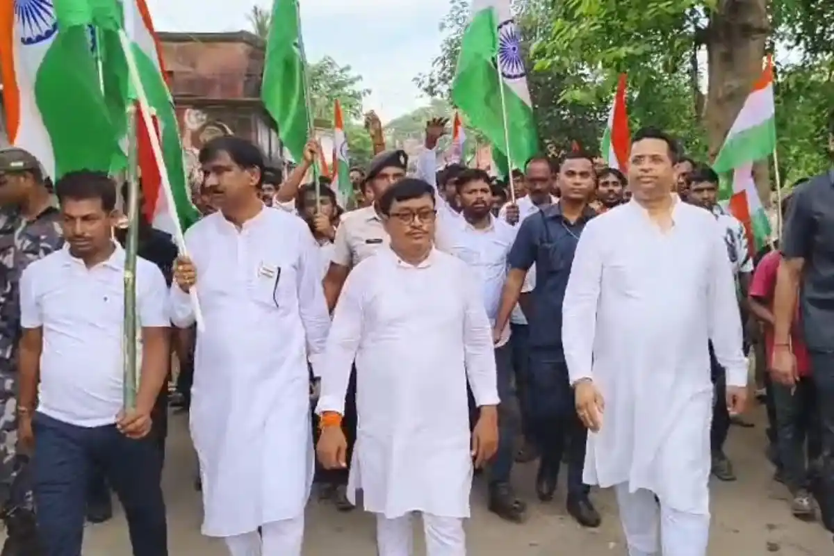 Bankura Patrasayer Tiranga Yatra: बांकुड़ा के पात्रसायर में हजारों लोगों ने निकाली भव्य तिरंगा यात्रा, सांसद सौमित्र खां सहित कई प्रमुख लोग हुए शामिल